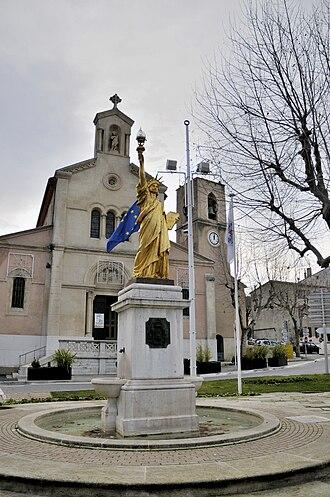 Saint-Cyr-sur-Mer - Immobilier - CENTURY 21   Noël Immobilier - Statue_de_la_liberté_et_église